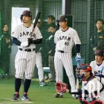 「ヘイ、ゴネテル！」佐藤輝明が宮崎合宿で侍ナインから「ポスティングイジリ」も…裏で見せた「愛情」