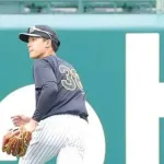ディベイニー、正遊撃手か　小幡が外野練習を始める