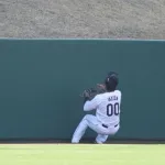 ロッテ・池田がフェンス激突で救急搬送…本来は内野手も外野起用　サブロー監督「申し訳なかったなと」