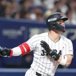 【朗報】佐藤輝明、HR後に大谷とハイタッチ→大谷爆笑