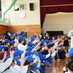 DeNA石田裕太郎が母校・屏風浦小に凱旋！ 後輩キッズ大熱狂の「帽子お渡し会」　東、藤浪らも県内各地をサプライズ訪問
