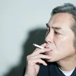 【悲報】寺島進さん、謝罪・・・小5息子が学校で電子タバコを回し吸い