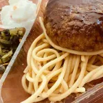 弁当で肉の下敷きになってるパスタ