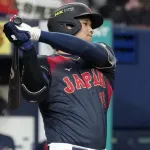 【WBC】大谷翔平がいきなり”お茶ポーズ”を披露！侍ジャパンのWBC初戦、第１打席でツーベースヒット