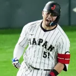 侍J鈴木誠也〝雄叫び〟2ランホームラン！渾身ガッツポーズでチームを鼓舞！！