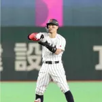 侍ジャパン・佐藤輝明が代打適時二塁打で逆転勝利引き寄せる…待望のＷＢＣ初安打初打点「積極的にいくのは自分の持ち味」