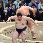 【悲報】横綱大の里さん、初日から金星配給