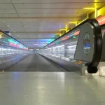 【動画】女性さん、動く歩道でミサイル発射ｗｗｗｗｗｗｗｗｗｗｗｗｗｗｗ