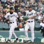 阪神の新助っ人・モレッタが甲子園で“笑撃”デビュー　3アウト後に誤って三塁ベンチへ向かい「気持ちが高ぶりすぎて間違えちゃった（笑）」