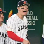 侍J小園『赤いマスクマン』でチームを救う！野手唯一未出場も盛り上げ役で貢献
