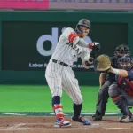 佐藤輝明、肘あたりに死球　怪我の心配はない模様