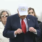 【悲報】ドナルド・トランプ、戦死者帰還式で野球帽を被ってしまい炎上ｗｗｗｗｗｗｗｗ