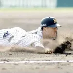 阪神・ドラ３岡城　あるぞ開幕１軍“甲子園初打点”２点適時三塁打　「Ｔポーズ」さく裂、虎党沸いた！