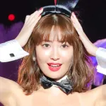 【朗報】小嶋陽菜さん(37)、むっちむちに育った胸部で衣装の留め具を弾き飛ばすｗｗｗｗｗｗｗｗｗｗ