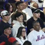 侍ジャパン　佐藤輝、坂本、森下の阪神トリオは仲良く並んで熱視線　ドミニカ－ベネズエラを現地観戦