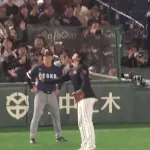 少年にボール渡す大谷翔平の神対応、隣でアピールの女性に非難集まるも… 「親が止めるべき」と疑問の声