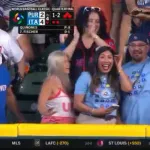 【WBC】ライトスタンドの客がフェンス手前でダイレクトキャッチしてしまう・・・