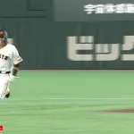 長野久義、引退試合でクリーンヒット＆シャカシャカ走り！ 相手投手に感謝を伝える
