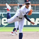 【前代未聞】高校球児、サングラス姿で甲子園のマウンドに立つ