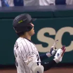 【悲報】大谷翔平さん、ホームランを打ってベンチに「まぁまぁ落ち着いてw」ってポーズをとっていた