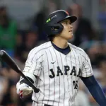 【悲報】大谷翔平さん、ホームランを打ってベンチに「まぁまぁ落ち着いてw」ってポーズをとっていた