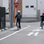 【衝撃】警視庁「4月1日から自転車を追い越す際は、最低1メートル以上幅を空け時速20km程度で」