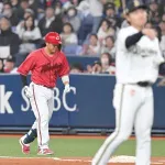 広島・新井監督、今年は鬼になる。無死一二塁でバントのサインを無視し打った（結果・併殺）石原に激怒