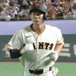 松本剛、初回見事な送りバントを決める！ 阿部監督も納得の表情