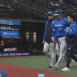 筒香、空振りで交代　膝を負傷か？