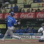 DeNA筒香嘉智にアクシデント　スイング後に苦悶の表情…足を痛めたか
