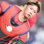 カープ坂倉『頭脳的好プレー』で柳田のホームインを阻止!床田暴投→ベンチへ入る球をスルー