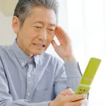 【悲報】ガラケー爺さん、病院で「アプリで予約してくだい」と言われブチギレ