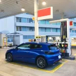 セルフガソスタの従業員「（監視モニター見て）この客は給油準備できたな。許可ボタン、ポチッ！」