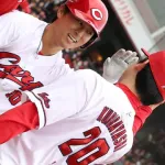 カープ佐々木泰、1号2ランホームラン！待望の一発に渾身ガッツポーズ！新井監督も笑顔
