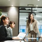 【悲報】政府「各企業へ、女性管理職を増やしなさい!」 →義務化へwwwwww