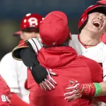 【朗報】カープ新井監督、勝田の劇的サヨナラ打で感情を取り戻す！平川は「並の新人ではない」【監督談話/祝勝会】