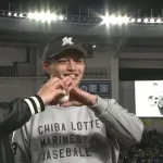 画像　プロ初勝利の毛利とサブロー監督、ハートを作ってしまう