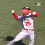 MLBのショート、変な体勢で1塁を刺す