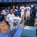 ドジャース・スミス、 誕生日を自ら祝う逆転2ラン
