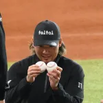 【朗報】伊藤大海、NPBボールに興味津々ｗｗｗｗｗｗｗｗ