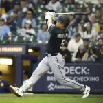 村上宗隆、デビューから2試合連続ホームラン！ 甘い球を一振りで仕留める