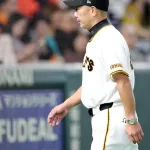 【悲報】巨人阿部監督、同点のツーアウト二三塁で満塁策にせず決勝内野安打を献上し大炎上