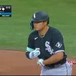 村上宗隆　第2打席で先制適時打　開幕から5試合連続安打はメジャー初適時打　ベース上で両手叩いて喜ぶ