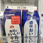 森永｢食品ロス削減のため牛乳1000→900mlに大リニューアル」明治「俺は900→700mlにするぞ。腕の負担激減」