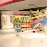 【画像】事件後のポケモンセンター前、花束とペットボトルで埋め尽くされてとんでもない事になってる・・・・・・・・・