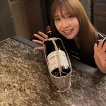 【画像】不倫と未成年飲酒で戦隊ヒロインを降板になった女さん、20歳の誕生日に100万円のロマネコンティを開けてしまうｗｗｗｗｗｗｗｗｗｗ