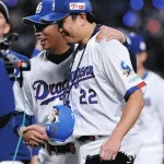 中日恒例の勝利後円陣に青いダルマが登場