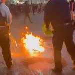 【動画】渋谷交差点放火事件、警察さんが燃えるガソリンに水バシャバシャかけてしまう………