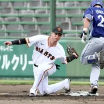 【巨人】吉川尚輝、復帰戦で負傷交代　一塁ベースカバーで走者と交錯