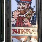 【北海道】ススキノの巨大看板「ひげのおじさん」刷新　ステンドグラス調から絵画風へ